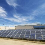 Solaranlage vor Fabrik