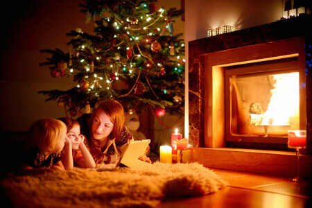 Familie am Kamin