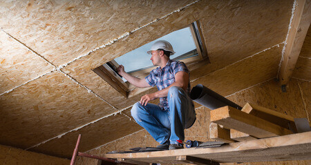 Dachfenster einbauen nach EN 12488 Dachfenster wird eingebaut
