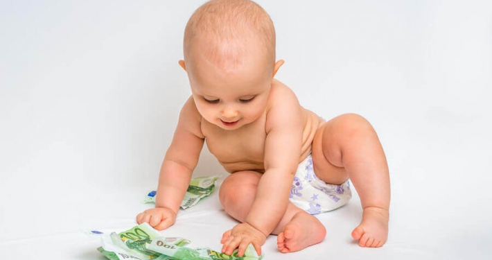 Baby spielt mit Geld