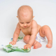 Baby spielt mit Geld