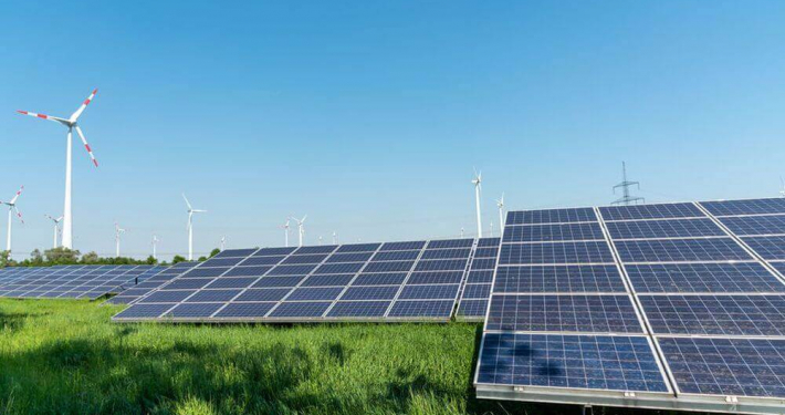 Windenergie und Solar nebeneinander