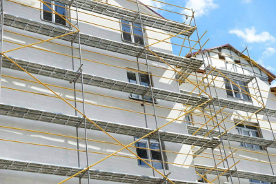 Sanierung der Fassade mit Dämmung bei einem Mehrfamilienhaus Sanierung der Fassade