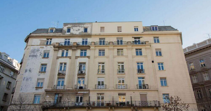 Teilweise saniertes Mehrfamilienhaus