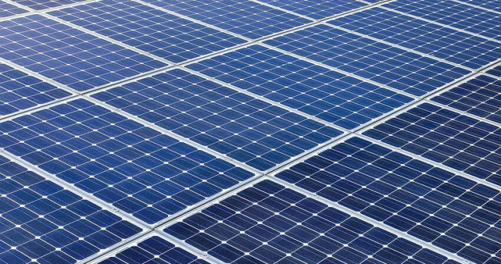 Blaue Zellen einer Photovoltaikanlage