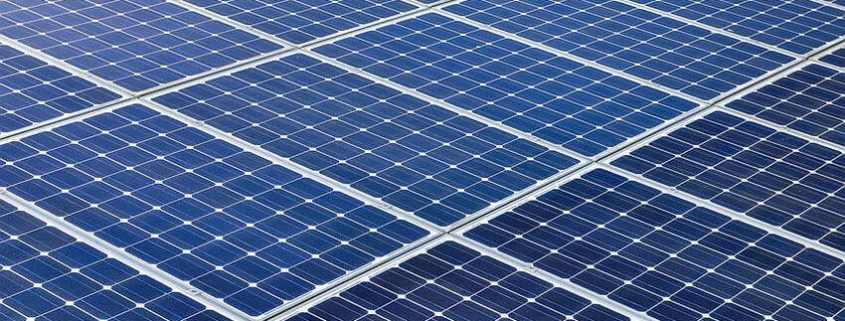 Blaue Zellen einer Photovoltaikanlage