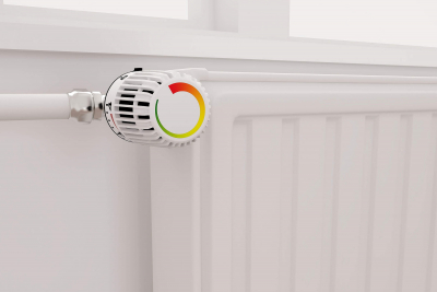 Moderne Heizkörperthermostate als Teil einer effizienten Heizungsmodernisierung Nahaufnahme eines Heizkörperthermostats, das als Symbol für energieeffiziente Heizungsmodernisierung steht