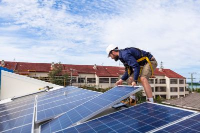 Solarmodule werden auf Dach montiert