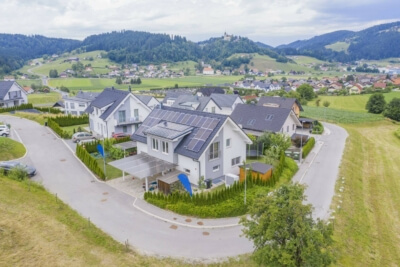 Neubau mit Solaranlage in einem Neubaugebiet
