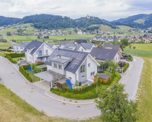 Neubau mit Solaranlage in einem Neubaugebiet