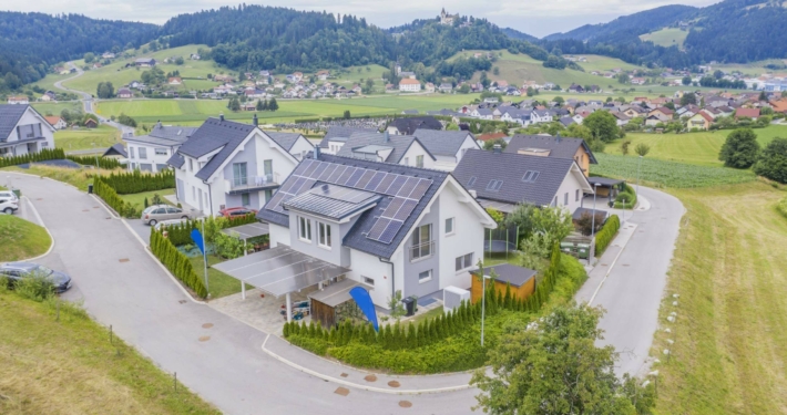 Neubau mit Solaranlage in einem Neubaugebiet
