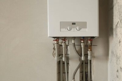 Alte Heizungsanlage, die den Anforderungen des revidierten Gebäudeenergiegesetzes nicht entspricht