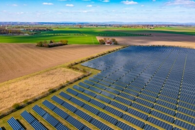 Solarmodule auf Agrarland in Niedersachsen zur Förderung erneuerbarer Energien