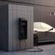 Privates Elektroauto wird an einer Haus-Ladestation aufgeladen
