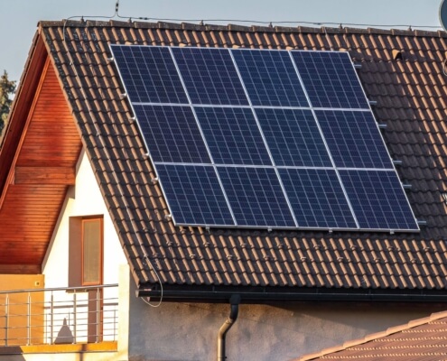 Wohnhaus mit Dach-PV-Anlage nach Neuerungen des EEG 2023