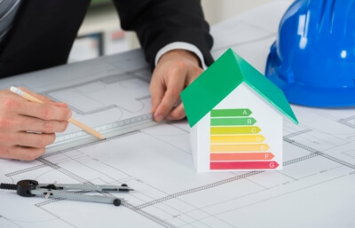 Energieexperte betrachtet Baupläne für klimafreundliches Bauen