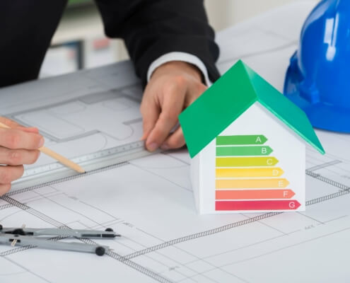 Energieexperte betrachtet Baupläne für klimafreundliches Bauen