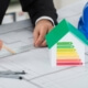Energieexperte betrachtet Baupläne für klimafreundliches Bauen