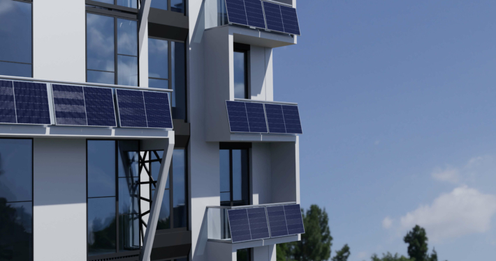 Photovoltaik-Balkonkraftwerk an Mehrfamilienhaus