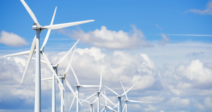 Reihe von Windkraftanlagen symbolisiert Deutschlands Energiezukunft