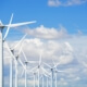 Reihe von Windkraftanlagen symbolisiert Deutschlands Energiezukunft