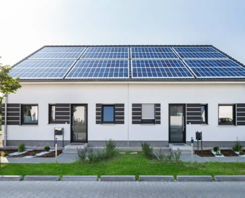 Einfamilienhaus in Baden-Württemberg mit Photovoltaikanlage auf dem Dach, Symbol für den Rekordausbau erneuerbarer Energien 2023