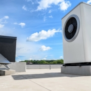 Kombination von Wärmepumpe und Solarkollektor auf einem Hausdach, repräsentativ für die Förderung erneuerbarer Energien in Deutschland ab 2024
