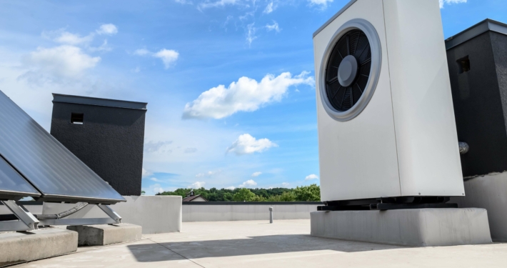 Kombination von Wärmepumpe und Solarkollektor auf einem Hausdach, repräsentativ für die Förderung erneuerbarer Energien in Deutschland ab 2024