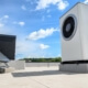 Kombination von Wärmepumpe und Solarkollektor auf einem Hausdach, repräsentativ für die Förderung erneuerbarer Energien in Deutschland ab 2024
