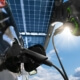 Elektroauto wird an Solar-betriebene Wallbox geladen, unterstützt durch KfW 442 Förderprogramm für 2024