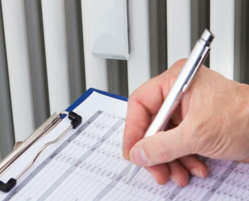 Fachmann bei der Heizungsoptimierung, Einstellung für Energieeffizienz nach BAFA-Richtlinien