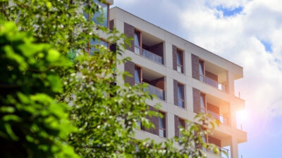 KfW-gefördertes Gebäude 2024 für bezahlbaren Wohnraum und Energieeffizienz Energieeffizientes Neubauwohnhaus mit KfW-Förderung im Jahr 2024