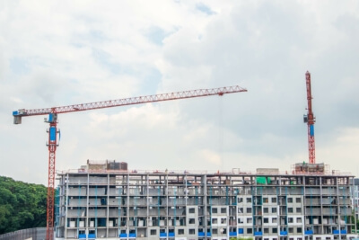 Energieeffizienter Neubau mit Kran - geförderte Bauprojekte 2024 – Cornelius Ober GmbH Baustelle eines modernen Effizienzhauses im Einklang mit den Förderprogrammen 2024 - Cornelius Ober GmbH