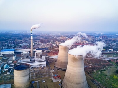 Luftaufnahme eines Stadt-Wärmekraftwerks als Symbol für die veraltete Energieversorgung, die durch das WPG 2024 umgestaltet wird