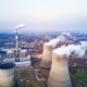 Luftaufnahme eines Stadt-Wärmekraftwerks als Symbol für die veraltete Energieversorgung, die durch das WPG 2024 umgestaltet wird
