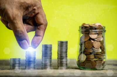 BAFA sichert Förderung für Energieberatung - Nachhaltige Finanzierung dargestellt durch Münzstapel Finanzielle Kontinuität bei Energieberatungsförderung - Münzen symbolisieren stabile Investition in Effizienz
