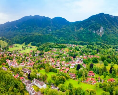 Wohngebäude in Bayern inmitten grüner Landschaften