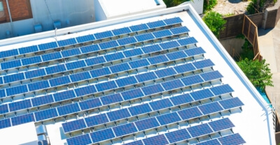 Solaranlage auf einem Gebäude, Förderung der Energieeffizienz durch erneuerbare Energien, wichtige Änderungen in der Energieberatungsförderung Luftaufnahme einer Solaranlage auf einem Gebäude zur Förderung der Energieeffizienz durch erneuerbare Energien