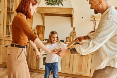 Familie profitiert vom KfW-Programm „Jung kauft Alt“ zur Sanierung einer Bestandsimmobilie Familie plant Sanierung einer Bestandsimmobilie mit dem KfW-Programm „Jung kauft Alt“ und günstigen Förderkrediten