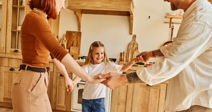Familie plant Sanierung einer Bestandsimmobilie mit dem KfW-Programm „Jung kauft Alt“ und günstigen Förderkrediten