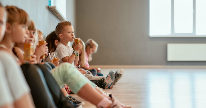 Gruppe von Kindern in einer Kita während der Pause, potenzieller Empfänger von Fördermitteln für energieeffiziente Umbauten.