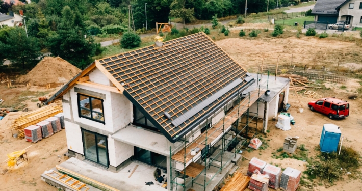 Im Bau befindliches klimafreundliches Wohngebäude im Niedrigpreissegment, das die Effizienzhaus-Stufe 55 und niedrige CO2-Emissionen erfüllt.