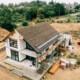 Im Bau befindliches klimafreundliches Wohngebäude im Niedrigpreissegment, das die Effizienzhaus-Stufe 55 und niedrige CO2-Emissionen erfüllt.