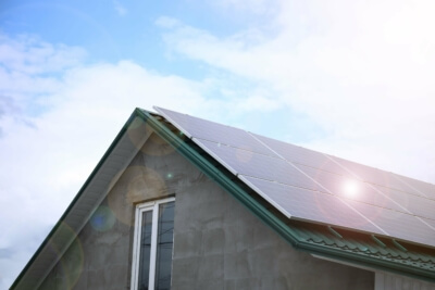 Energieeffizientes Neubau-Dach mit Solaranlagen zur Förderung durch KfW-Programme Dach eines energieeffizienten Neubaus mit Solaranlage, geeignet für KfW-Förderung klimafreundlicher Gebäude