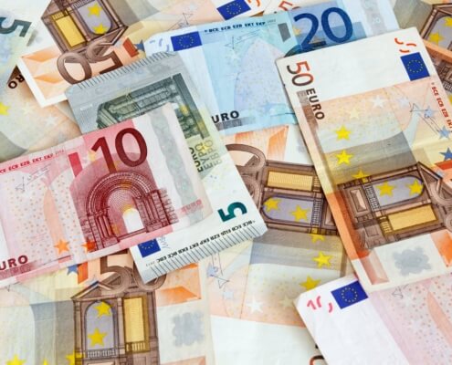 Mehrere Euro-Banknoten, symbolisch für Steuerersparnisse bei einer energetischen Sanierung