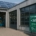 Produktionshalle eines mittelständischen Unternehmens mit Solarpaneelen auf dem Dach und Anzeige für Energie-Monitoring im Vordergrund