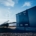 Zwei Handwerker montieren eine Wärmepumpe an einem Gewerbegebäude als Teil energieeffizienter Gebäudetechnik