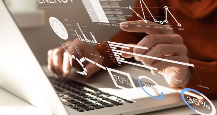 Person analysiert Energieverbrauch und Kosten auf einem digitalen Dashboard mit Diagrammen und Kennzahlen
