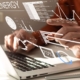 Person analysiert Energieverbrauch und Kosten auf einem digitalen Dashboard mit Diagrammen und Kennzahlen