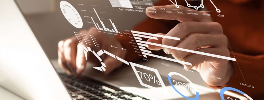 Person analysiert Energieverbrauch und Kosten auf einem digitalen Dashboard mit Diagrammen und Kennzahlen
